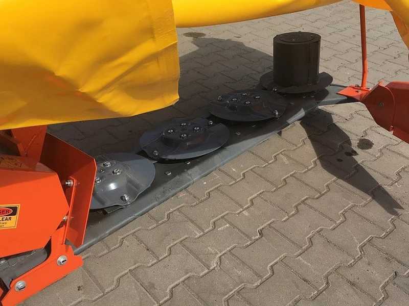 Bočně nesený diskový rotační žací stroj DS 1700