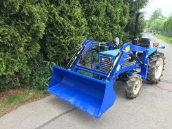 Japonský traktor Iseki TU1700 s čelním nakladačem