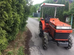 Malotraktor Kubota Sunschine L195 se stříškou