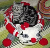 Ručně háčkované pelíšky pro kočky.