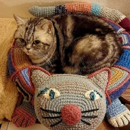 Ručně háčkované pelíšky pro kočky.