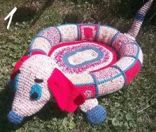 Ručně háčkované pelíšky pro kočky.