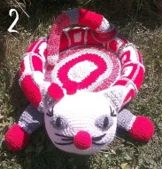 Ručně háčkované pelíšky pro kočky.