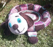 Ručně háčkované pelíšky pro kočky.