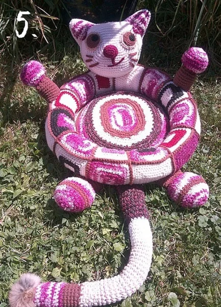 Ručně háčkované pelíšky pro kočky.