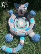 Ručně háčkované pelíšky pro kočky.