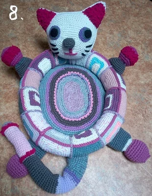 Ručně háčkované pelíšky pro kočky.