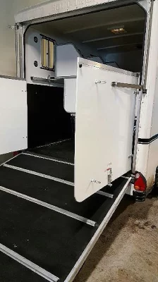 Přepravník pro 3 koně s velkou sedlovnou