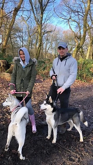 Ohromující štěňata sibiřského huskyho s modrýma očima