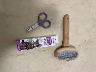 Prodám nůžtičky, kartáč a catnip sprej