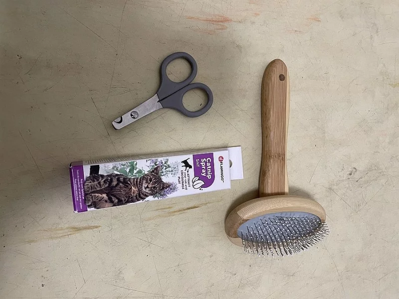 Prodám nůžtičky, kartáč a catnip sprej
