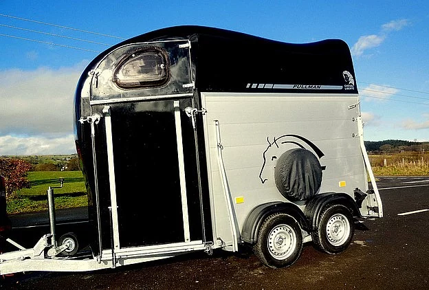 Přepravník na koně se sedlovnou o hmotnosti 1300 kg