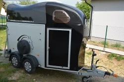 Přepravník na koně se sedlovnou o hmotnosti 1300 kg