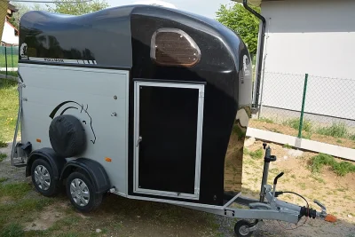 Přepravník na koně se sedlovnou o hmotnosti 1300 kg