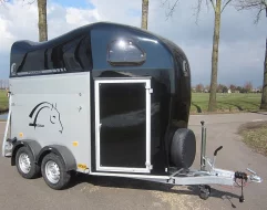 Přepravník na koně se sedlovnou o hmotnosti 1300kg