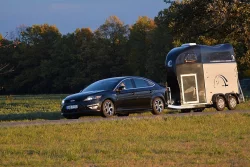 Přepravník na koně se sedlovnou o hmotnosti 1300kg