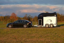 Přepravník na koně se sedlovnou o hmotnosti 1300kg