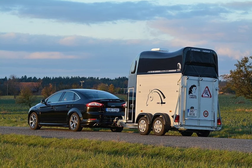 Přepravník na koně se sedlovnou o hmotnosti 1300kg
