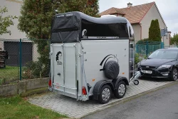 Přepravník na koně se sedlovnou o hmotnosti 1300kg