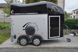 Přepravník na koně se sedlovnou o hmotnosti 1300kg