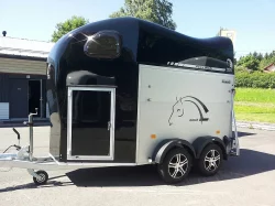 Přepravník na koně se sedlovnou o hmotnosti 1300kg