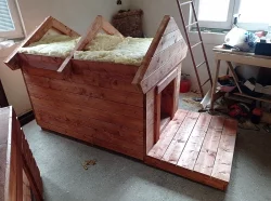 Zateplená psí bouda v nátěru teak.