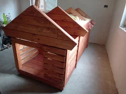 Zateplená psí bouda v nátěru teak.