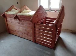 Zateplená psí bouda v nátěru teak.