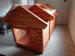 Zateplená psí bouda v nátěru teak.