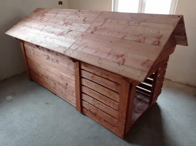 Zateplená psí bouda v nátěru teak.