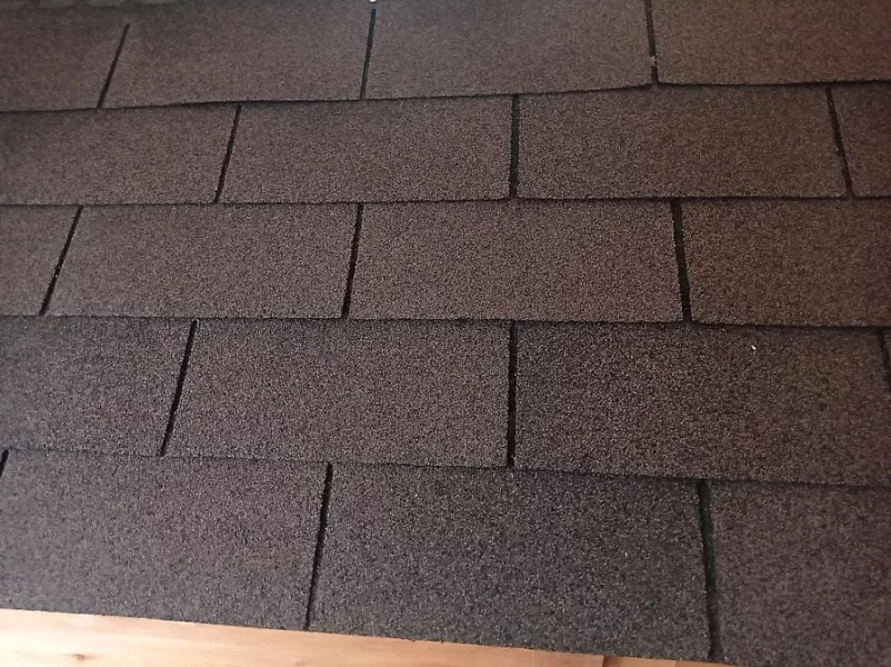 Zateplená psí bouda v nátěru teak.