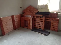Zateplená psí bouda v nátěru teak.