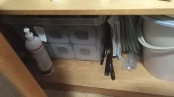 Akvarijní set úplné roční vybavení_ryby_filtrace_krmení_stůl