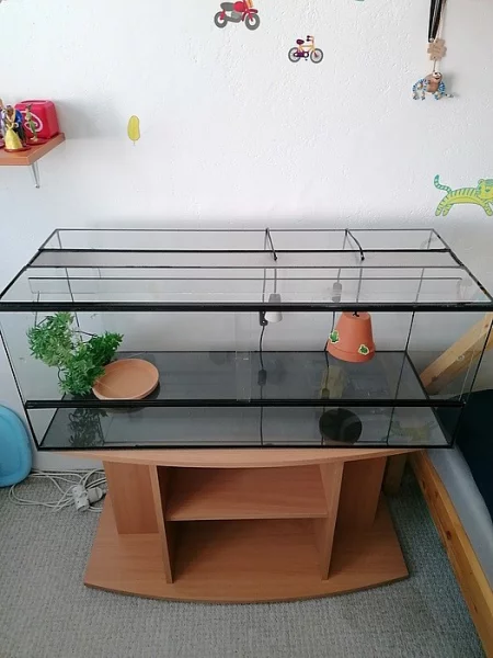 Prodej terária a stolku