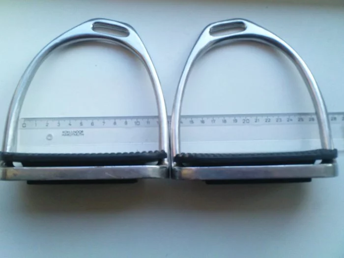 Třmeny anatomické nerezové 12 cm: