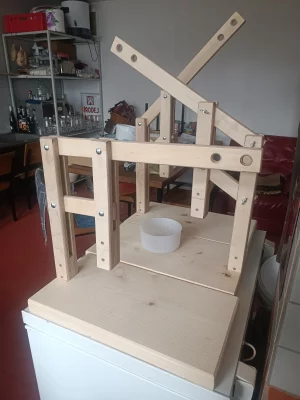 Prodám lis na lisování sýru.