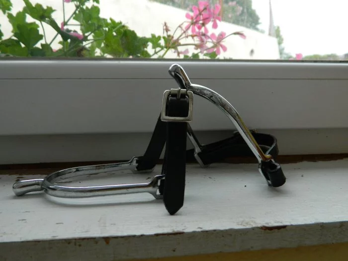 šporny s koženým páskem nepoužívané