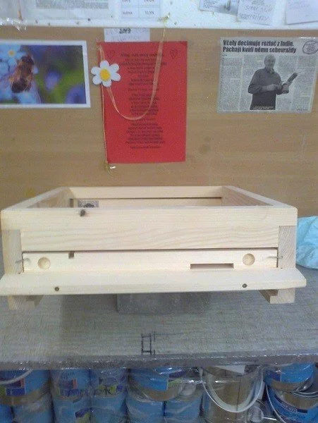 Prodám: Včelí úly nové nebo i se včelstvy,