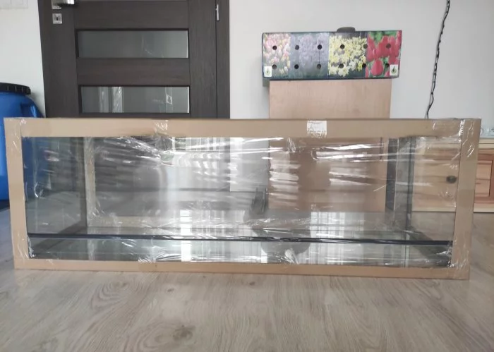 Terárium 120x50x50 nepoužité .Vhodné pro agamy, želvy hady. Síla skla 5 mm. Posouvací dvířka. Vrchní dolní větrání. Předání Liberec.1x Olomouc , Praha