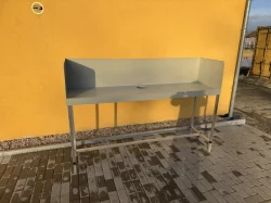 Stůl na prodej živých ryb se zástěnou
