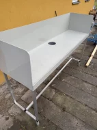 Stůl na prodej živých ryb se zástěnou
