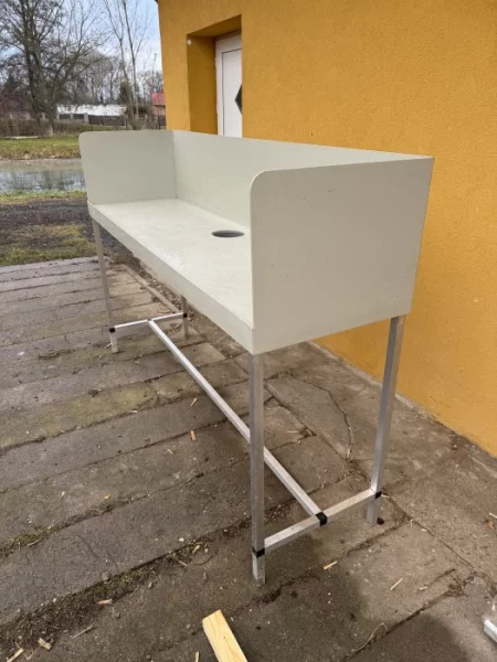 Stůl na prodej živých ryb se zástěnou