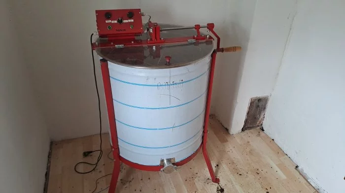 Medomet elektrický na 6 rámků