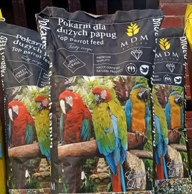 NOVINKA Velký papoušek s ovocem, zeleninou, piniové a kešu oříšky 10 kg.