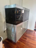 Prodám akvárium cca 500 l včetně kovové konstrukce pod akváriem.