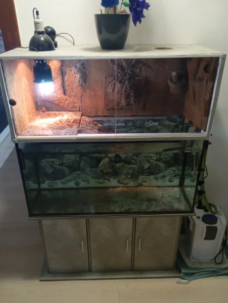 Akvárium s nástavbou pro vodní želvu