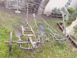 Retro zemědělské stroje, pluhy tažnou plečku a kultivátor