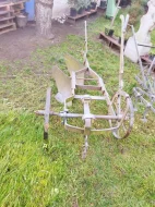 Retro zemědělské stroje, pluhy tažnou plečku a kultivátor