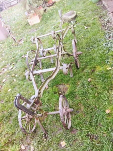 Retro zemědělské stroje, pluhy tažnou plečku a kultivátor