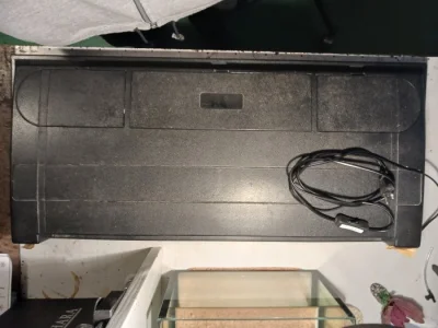 Akvarijní kryt s osvětlením a rámeček pod akvárium